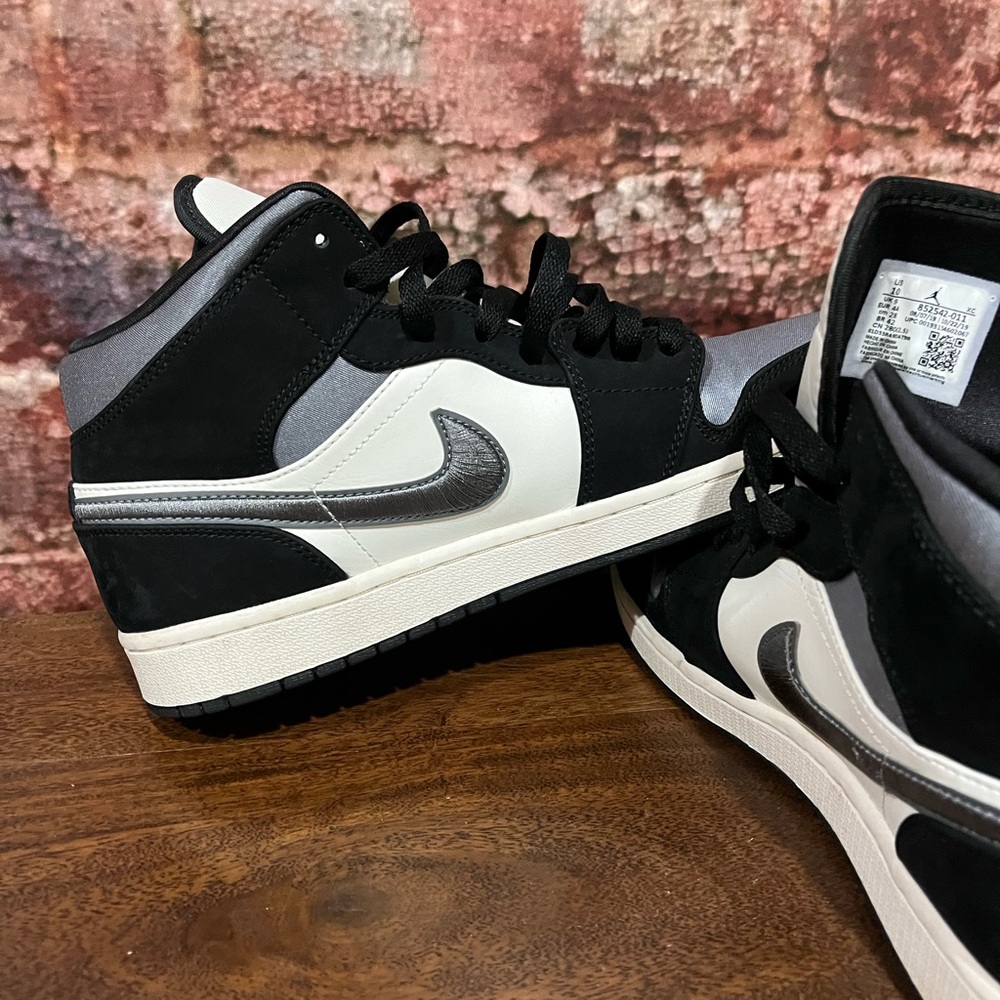 PREOWNED EXCELLENT CONDITION Nike Black Grey and White JORDAN 1’s Sneakers - Picture 6 of 10